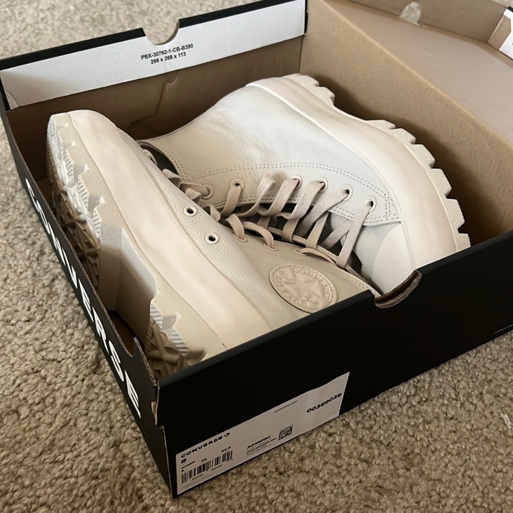 Womens Converse Chuck Taylor All Star Hi Lugged Leather in Desert Sand